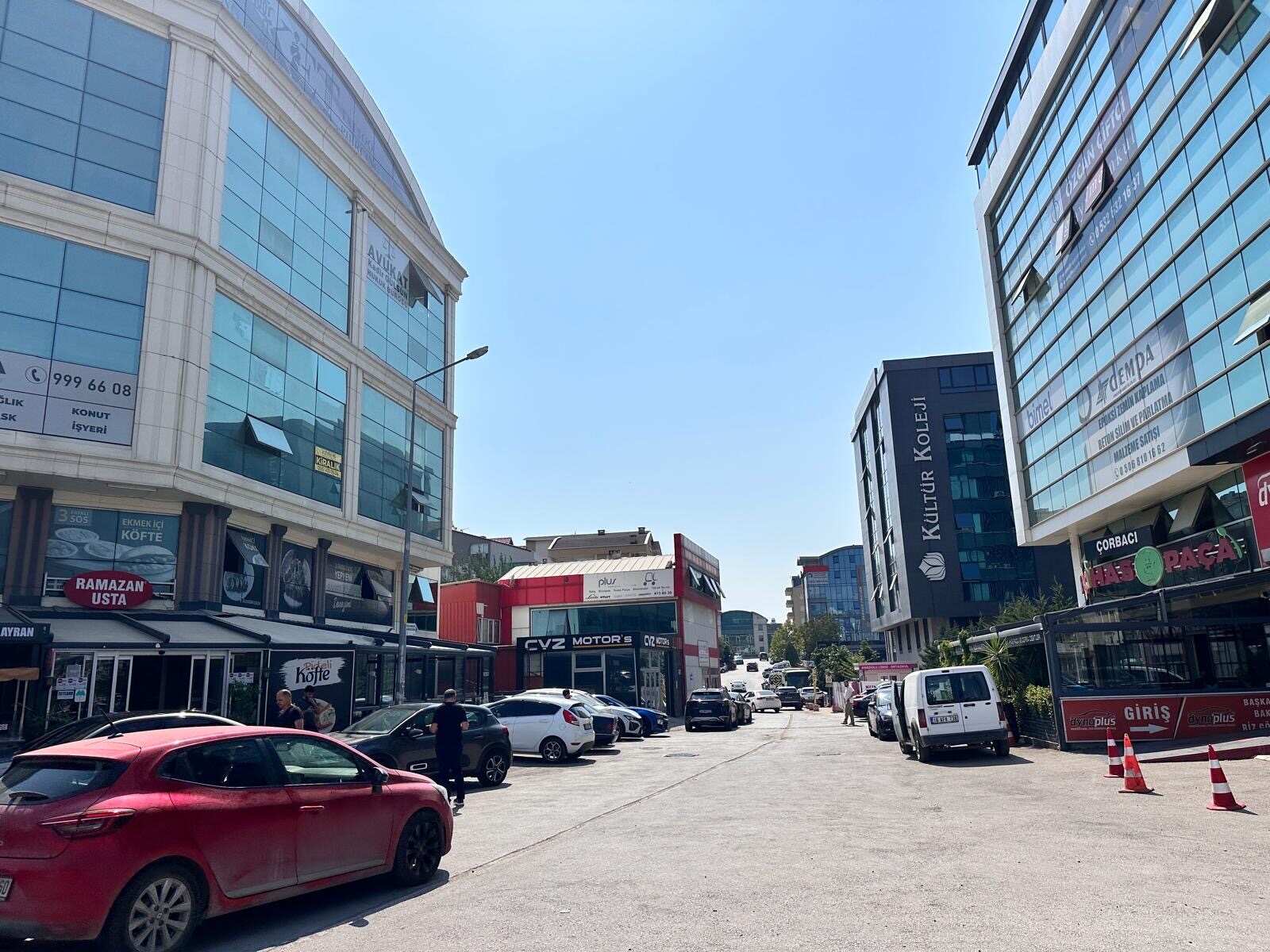 İş merkezi sokak görünümü